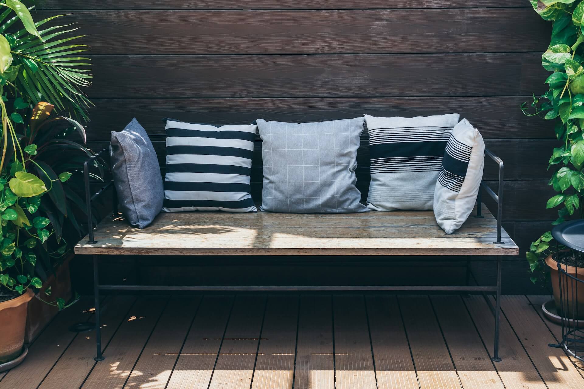 Mur et banquette en bois recyclé